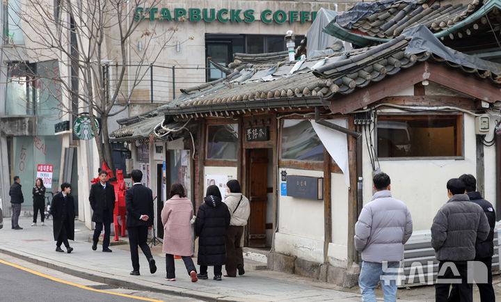 [서울=뉴시스] 홍효식 기자 = 이재명 대통령이 청와대 집무를 시작한 29일 서울 종로구 청와대 인근 상권 모습.청와대 복귀와 함께 상권 활성화에 대한 상인들의 기대감과 더불어 집회가 잇따를 것이라는 우려의 목소리가 공존하는 것으로 알려졌다. 2025.12.29. yesphoto@newsis.com