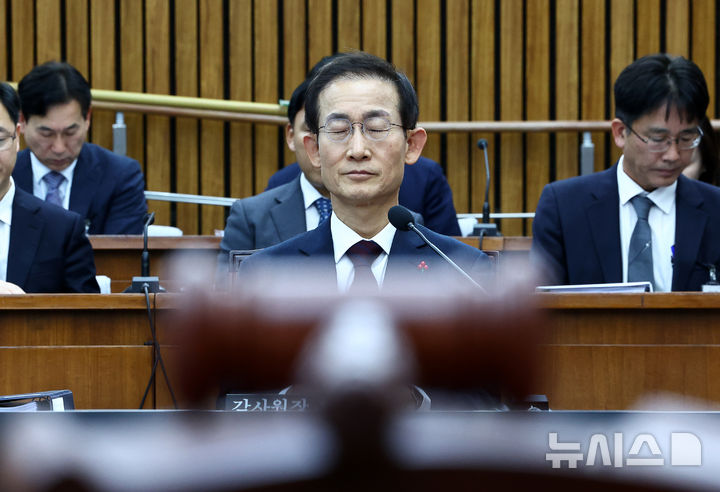 [서울=뉴시스] 김명년 기자 = 김호철 감사원장 후보자가 29일 서울 여의도 국회에서 열린 인사청문회에 출석해 눈을 감고 있다. 2025.12.29. kmn@newsis.com