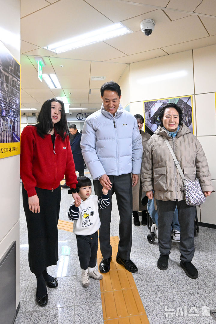 [서울=뉴시스] 박주성 기자 = 오세훈 서울시장이 29일 서울 강서구 까치산역에서 열린 전역사 1역사 1동선 확보 기념행사에서 교통약자 대표들과 함께 역사를 이동하고 있다. (공동취재).2025.12.29. photo@newsis.com