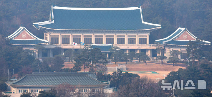 [서울=뉴시스] 추상철 기자 = 이재명 대통령의 청와대 업무가 시작된 29일 오전 서울 종로구 청와대에 태극기와 봉황기가 나란히 바람에 펄럭이고 있다. 2025.12.29. scchoo@newsis.com