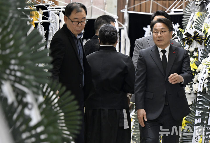 [광주=뉴시스] 박기웅 기자 = 강기정 광주시장이 29일 낮 12시40분께 광주 서구 천지장례식장에 마련된 고(故) 안성례 전 오월어머니집 관장의 빈소를 방문하고 있다. 2025.12.29. pboxer@newsis.com