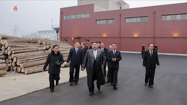 [서울=뉴시스] 김정은 북한 국무위원장이 지난 28일 평안남도 은산군 종이공장 준공식에 참석했다고 조선중앙TV가 29일 보도했다. 김 위원장은 내년 초 9차 당대회를 앞두고 연일 지방공장 현장을 방문하며 성과 달성을 독려하고 있다. (사진=조선중앙TV 캡처) 2025.12.29. photo@newsis.com *재판매 및 DB 금지