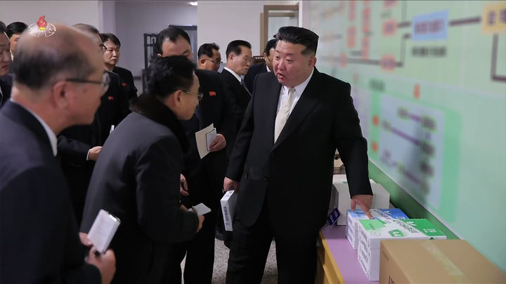 [서울=뉴시스] 김정은 북한 국무위원장이 지난 28일 평안남도 은산군 종이공장 준공식에 참석했다고 조선중앙TV가 29일 보도했다. 김 위원장은 내년 초 9차 당대회를 앞두고 연일 지방공장 현장을 방문하며 성과 달성을 독려하고 있다. (사진=조선중앙TV 캡처) 2025.12.30. photo@newsis.com *재판매 및 DB 금지