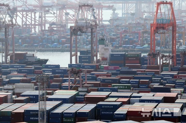  [부산=뉴시스] 하경민 기자 = 산업통상부와 관세청은 29일 오후 1시3분 기준으로 잠정 집계한 결과, 연간 누계 수출액이 7000억 달러를 달성했다고 밝혔다. 이는 전 세계에서 6번째 달성한 기록이다. 이날 오후 부산 남구 신선대(아래) 및 감만(위) 부두 야적장에 수출입 컨테이너가 쌓여 있다. 2025.12.29. yulnetphoto@newsis.com