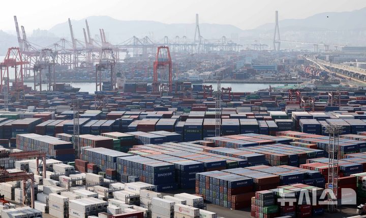  [부산=뉴시스] 하경민 기자 = 부산 남구 신선대(아래) 및 감만(위) 부두 야적장에 수출입 컨테이너가 쌓여 있다. 2025.12.29. yulnetphoto@newsis.com