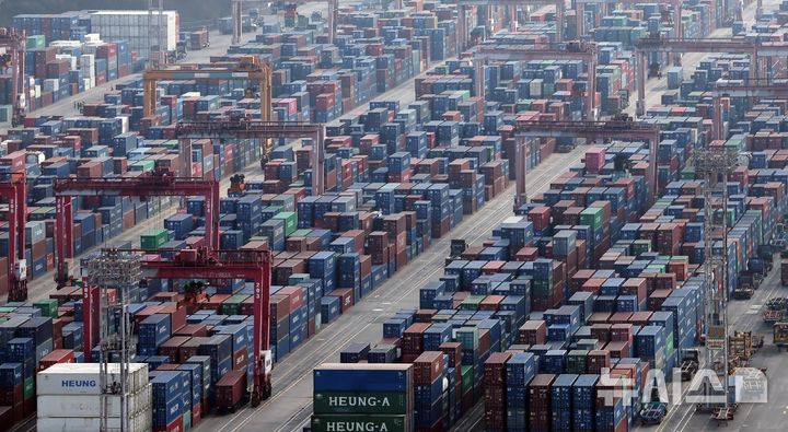  [부산=뉴시스] 하경민 기자 = 산업통상부와 관세청은 29일 오후 1시3분 기준으로 잠정 집계한 결과, 연간 누계 수출액이 7000억 달러를 달성했다고 밝혔다. 이는 전 세계에서 6번째 달성한 기록이다. 이날 오후 부산 남구 신선대 부두 야적장에 수출입 컨테이너가 쌓여 있다. 2025.12.29. yulnetphoto@newsis.com