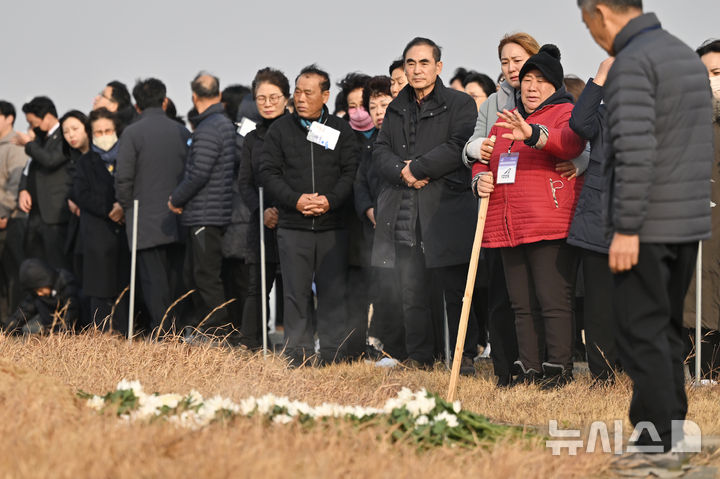 [무안=뉴시스] 이영주 기자 = 제주항공 여객기 참사 1주기인 29일 오후 전남 무안국제공항 활주로 콘크리트 둔덕 주변에서 참사 유가족들이 희생자들을 향해 쓴 편지를 불태우며 작별인사를 하고 있다. 2025.12.29. leeyj2578@newsis.com