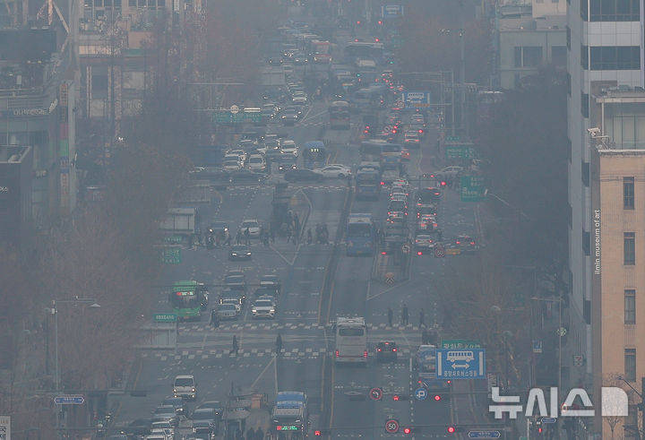 추위 꺾였지만 뿌연 하늘…수도권 황사 동반 미세먼지