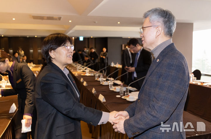 [서울=뉴시스] 정은경(왼쪽) 보건복지부 장관이 지난해 12월 29일 오후 서울 중구 더플라자호텔에서 열린 2025년 제1차 보건의료정책심의위원회에서 김택우 대한의사협회장과 악수하고 있는 모습. (사진=뉴시스 DB) 2025.12.29. photo@newsis.com