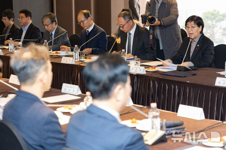 [서울=뉴시스] 황준선 기자 = 정은경 보건복지부 장관이 29일 오후 서울 중구 더플라자호텔에서 열린 2025년 제1차 보건의료정책심의위원회에서 인사말을 하고 있다. 2025.12.29. hwang@newsis.com