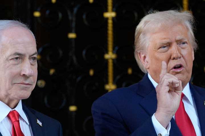 [팸비치=AP/뉴시스]도널드 트럼프 미국 대통령이 29일(현지 시간) 미 플로리다주 팸비치의 마러라고 자택에서 베냐민 네타냐후 이스라엘 총리와 회담에 앞서 취재진 질문에 답하고 있다. 2025.12.30.