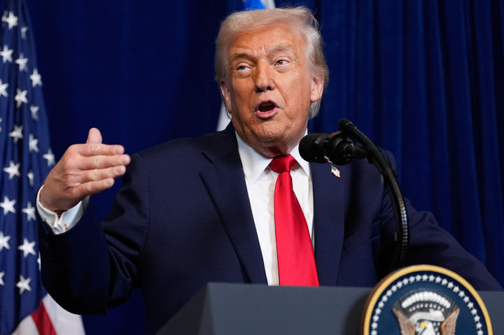 [팜비치=AP/뉴시스]도널드 트럼프 미국 대통령이 29일(현지 시간) 미 플로리다주 팜비치의 마러라고 자택에서 베냐민 네타냐후 이스라엘 총리와 회담한 후 공동 기자회견을 열고 발언하고 있다. 2025.12.30.