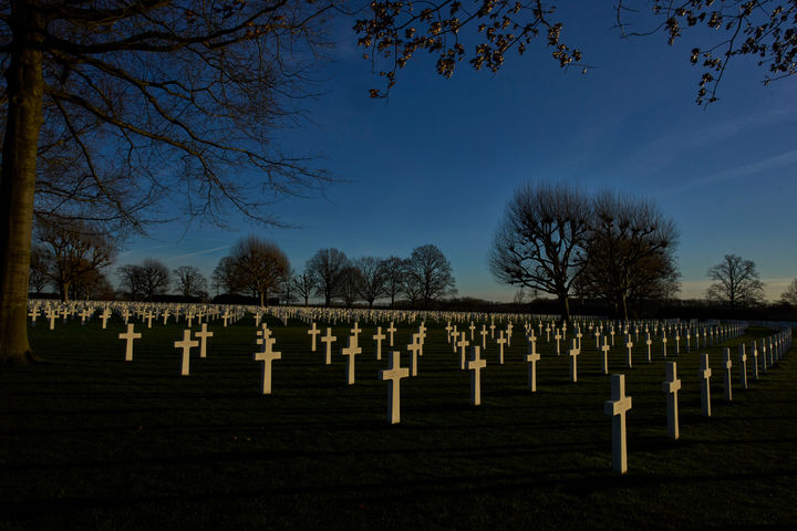 [마르그라텐(네덜란드)=AP/뉴시스]8300명 이상의 2차대전 참전 미군 병사들이 묻혀 있는 네덜란드 마르그라텐의 미군 묘지에 지난 11일 해가 지고 있다. 네덜란드 남부에 있는 미군 묘지에서 나치로부터 유럽을 해방시키는데 도움을 준 흑인 병사들을 기리는 전시물 2개가 철거된 이후 이에 대한 반대 의견으로 방명록이 가득 채워지고 있다. 2025.12.30.