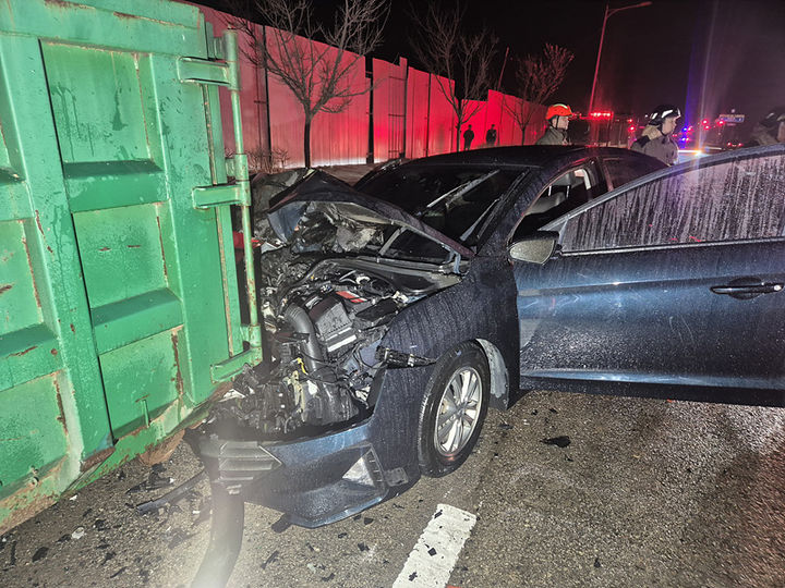 [당진=뉴시스] 지난 29일 오후 7시30분께 충남 당진시 석문면 장고항리 인근 도로에서 승용차가 쓰레기 운송용 적재함을 들이받고 불이 나 16분 만에 진화됐다. (사진=당진소방서 제공) 2025.12.30. photo@newsis.com *재판매 및 DB 금지