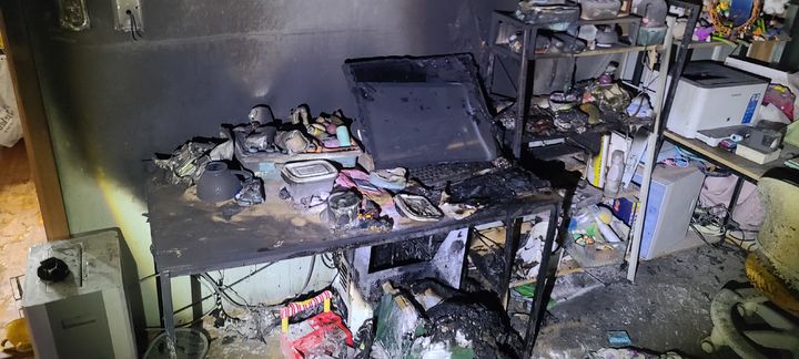 [군산=뉴시스] 30일 오전 2시58분께 전북 군산시 미룡동의 한 아파트에서 불이 나 컴퓨터 등 가재도구가 그을려있다. (사진=전북도소방본부 제공) 2025.12.30. photo@newsis.com *재판매 및 DB 금지