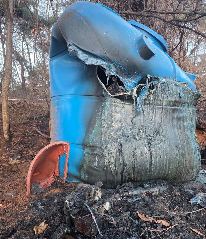[대구=뉴시스] 30일 오전 5시5분께 대구 동구 신용동 팔공산국립공원과 인접한 산자락에서 불이 났다. 화재는 산자락 인근 비닐하우스 옆에 설치된 물탱크 펌프에서 최초 발화했다. (사진=산림청 제공) 2025.12.30. photo@newsis.com *재판매 및 DB 금지