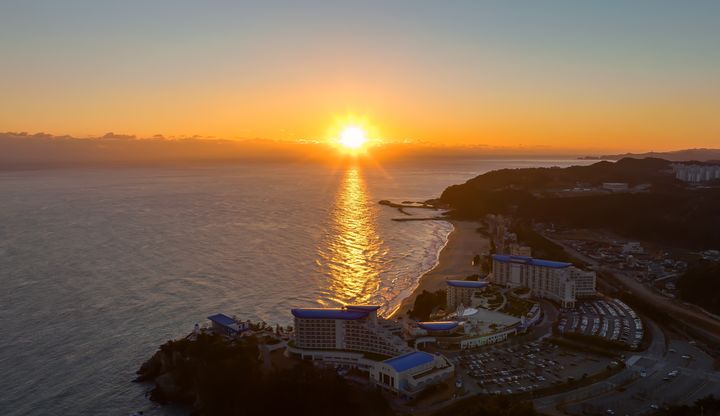 [서울=뉴시스] 쏠비치삼척에서 바라본 일출 모습.(사진=소노인터내셔널 제공) *재판매 및 DB 금지