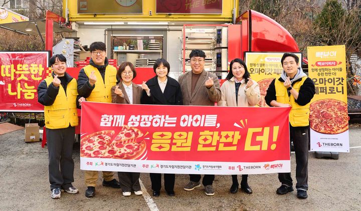 [서울=뉴시스] 외식 전문 기업 더본코리아가 연말을 맞아 지난 29일 대한사회복지회와 함께 아동복지시설의 아동과 청소년을 위한 나눔 활동을 진행했다고 30일 밝혔다. (사진=더본코리아 제공) 2025.12.30. photo@newsis.com *재판매 및 DB 금지