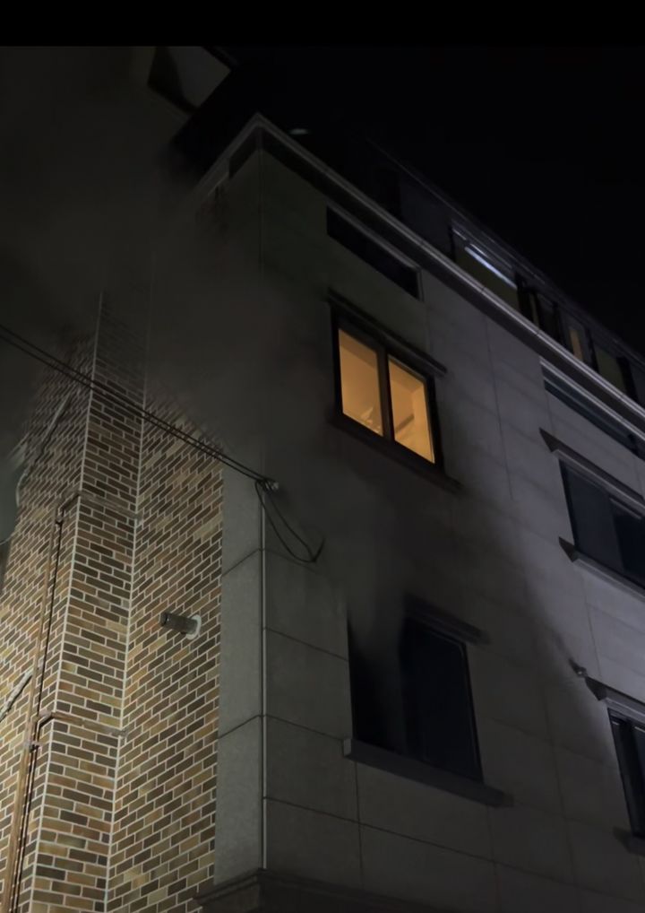 [대구=뉴시스] 30일 오전 5시18분께 대구 달성군 화원읍 천내리 한 4층짜리 다가구주택 1층에서 화재가 발생했다. (사진=대구소방안전본부 제공) 2025.12.30. photo@newsis.com *재판매 및 DB 금지