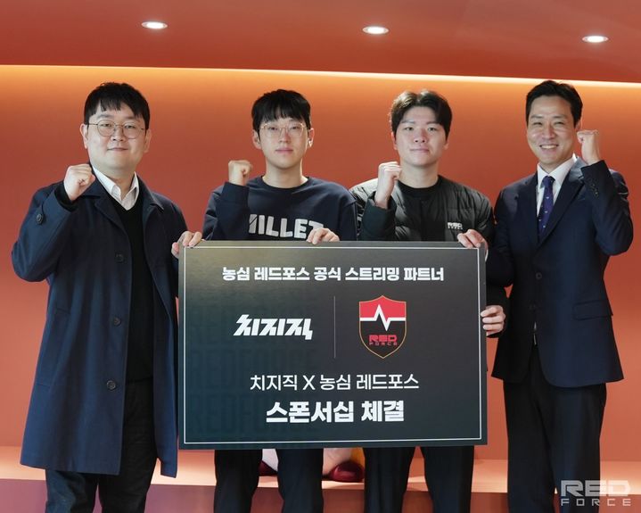 [서울=뉴시스] 네이버는 지난 26일 농심레드포스, OK저축은행 브리온과 치지직-e스포츠 공식 스트리밍 파트너십을 체결했다고 30일 밝혔다. (왼쪽부터) 26일 서울 구로구 농심이스포츠 사옥에서 오지환 농심이스포츠 대표, 농심레드포스 LoL 선수단 스카웃, 킹겐, 주건범 네이버 리더가 기념 촬영을 하고 있다. (사진=네이버 제공) *재판매 및 DB 금지