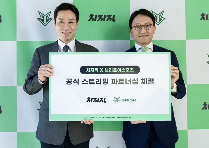 [서울=뉴시스] 네이버는 지난 26일 농심레드포스, OK저축은행 브리온과 치지직-e스포츠 공식 스트리밍 파트너십을 체결했다고 30일 밝혔다. (왼쪽부터) 26일 서울 성동구 브리온컴퍼니 사옥에서 주건범 네이버 리더, 임우택 브리온컴퍼니 대표가 기념촬영을 하고 있다. (사진=네이버 제공) *재판매 및 DB 금지