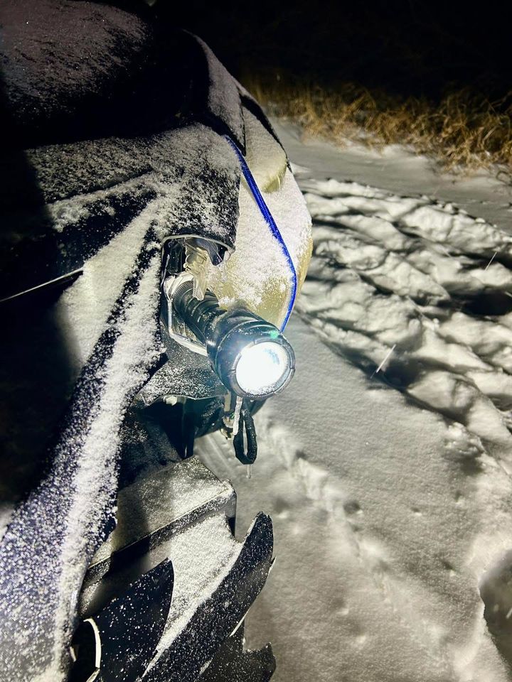 [뉴시스] 차량 전조등이 부서지자 손전등을 대신 끼우고 주행한 미국 운전자를 두고 온라인에서 화제를 모으고 있다. (사진= 도어 카운티 보안관 사무소 페이스북 캡처) *재판매 및 DB금지 *재판매 및 DB 금지