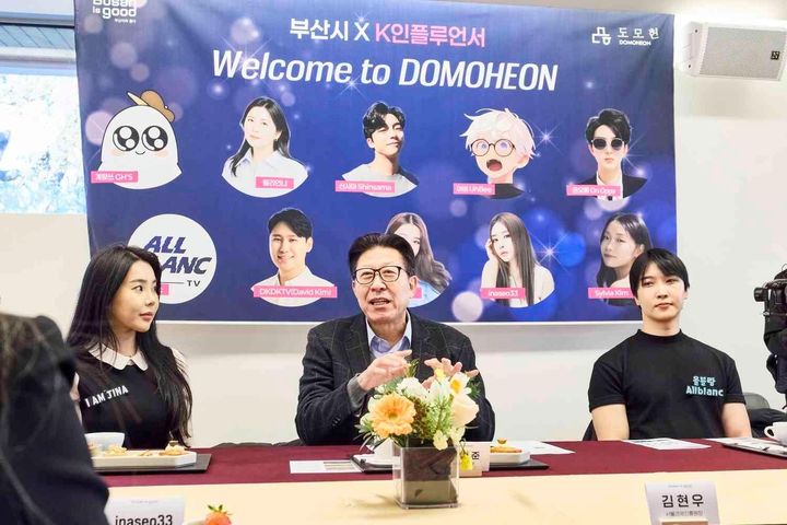 [부산=뉴시스] 박형준(왼쪽에서 두번째) 부산시장이 27일 부산 도모헌에서 열린 '부산 명예홍보대사 위촉식'에서 인플루언서들과 대화하고 있다. (사진=부산시 제공) 2025.12.27. photo@newsis.com *재판매 및 DB 금지