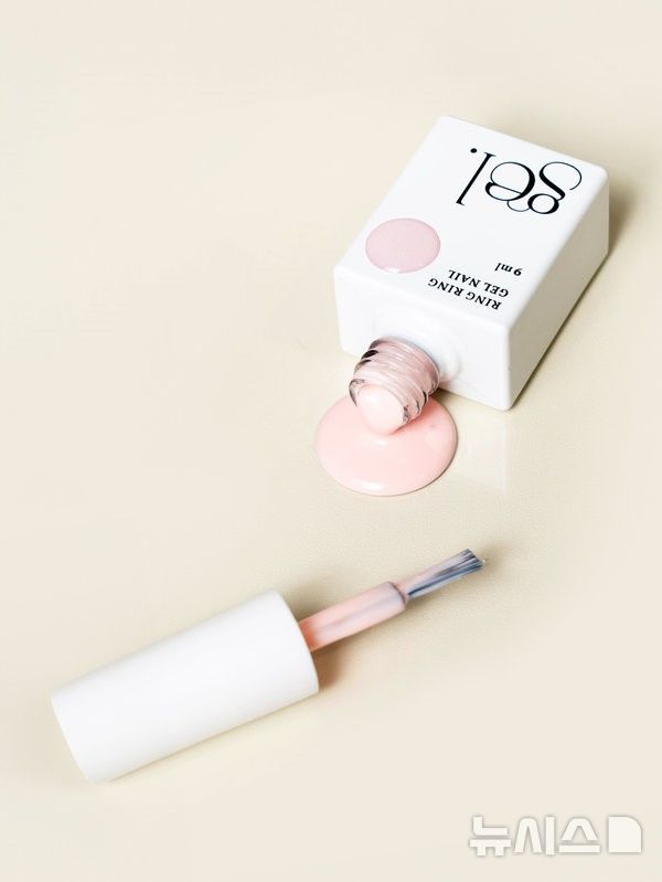 [서울=뉴시스] 균일가 생활용품점 아성다이소는 네일용품 기획전을 진행한다고 30일 밝혔다. 기획전은 손발톱 케어부터 연출까지 간편한 관리를 돕는 네일 케어·컬러링 용품 등 모두 20종가량이 포함된다. 사진은 '링링 원스텝 젤네일(페일핑크)' 제품 이미지. (사진=아성다이소 제공) 2025.12.30. photo@newsis.com