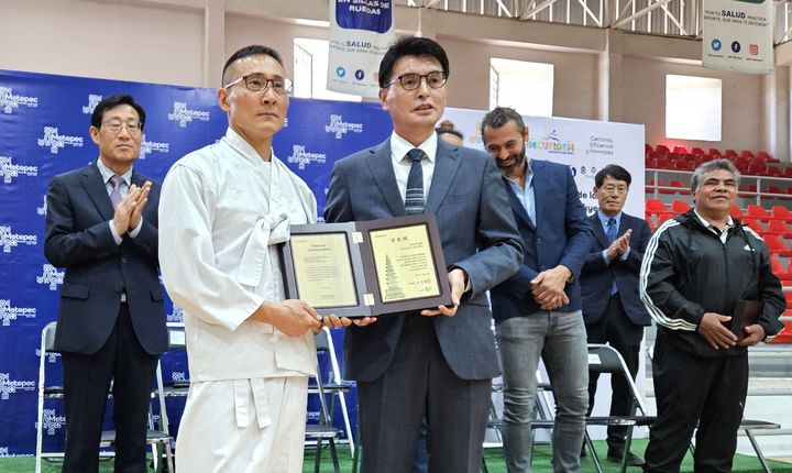 멕시코의 김국환(왼쪽) 택견지도자 *재판매 및 DB 금지