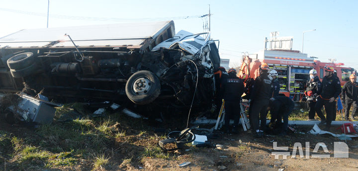 [군산=뉴시스] 김얼 기자 = 30일 전북 전주-군산 자동차전용도로 군산시 내초동 옥녀교차로에서 대형 화물차와 1t 트럭의 사고가 발생해 소방관들이 구조작업을 하고 있다. 2025.12.30. pmkeul@newsis.com