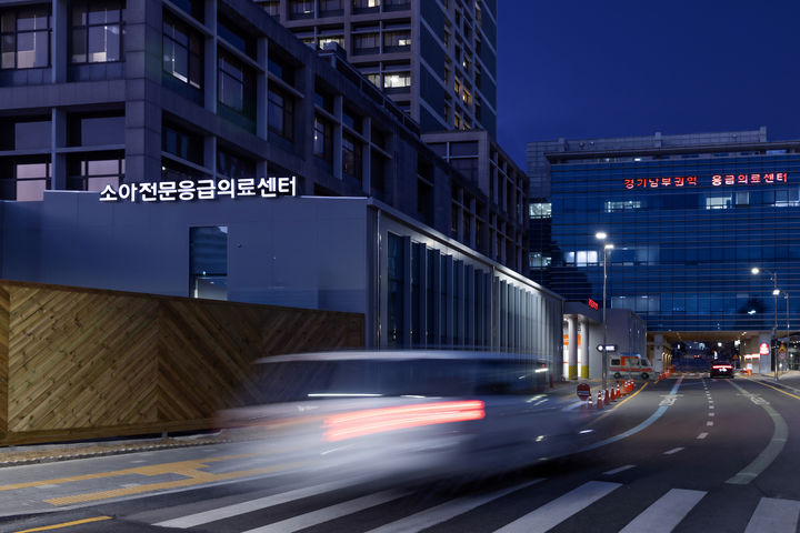 [수원=뉴시스] 경기 수원시 영통구 아주대병원 소아전문응급의료센터 야경. 센터는 소아응급 전문의 8명이 상주하며 중증 소아·청소년 환자를 진료하고 있다. (사진=아주대병원 제공) 2026.01.01. photo@newsis.com *재판매 및 DB 금지