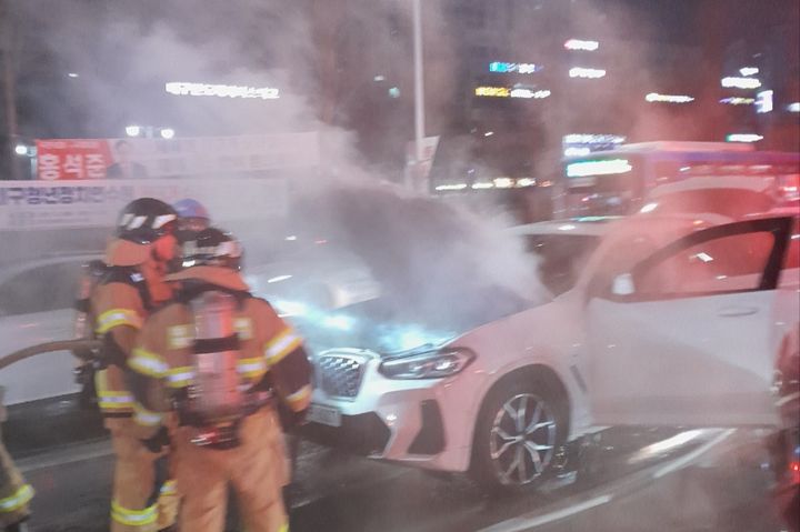 [대구=뉴시스] 29일 오후 9시43분께 달서구 용산동 용산네거리 인근 도로에서 차량에 불이 났다. (사진=대구소방안전본부 제공) 2025.12.30. photo@newsis.com *재판매 및 DB 금지