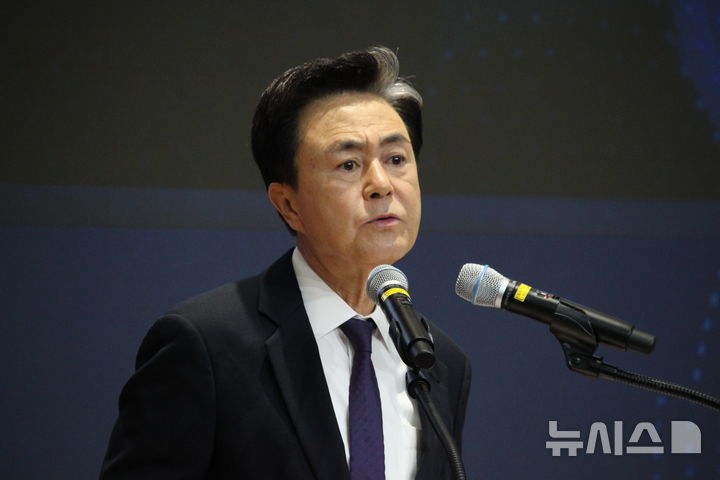 [홍성=뉴시스] 최영민 기자=김태흠 충남도지사가 30일 충남도청 대회의실에서 2025년 송년 기자회견을 갖고 있다. 2025.12.30 ymchoi@newsis.com 