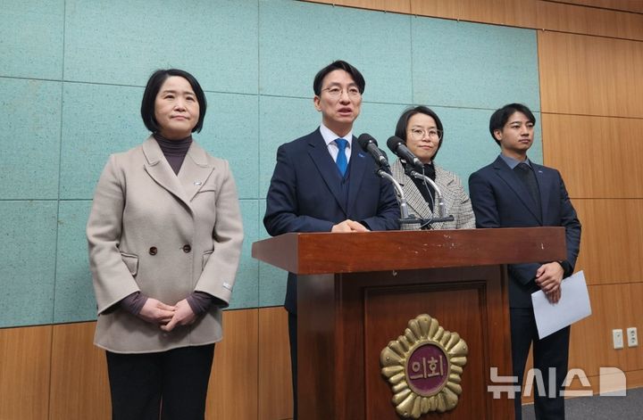 [전주=뉴시스] 김민수 기자= 조국혁신당 전북특별자치도당 대변인단이 30일 전북자치도의회 브리핑룸에서 긴급 기자회견을 열고 이혜훈 전 국민의힘 의원의 기획예산처장관 후보자 지명 철회 등을 촉구하고 있다. leo@newsis.com 2025.12.30 *재판매 및 DB 금지