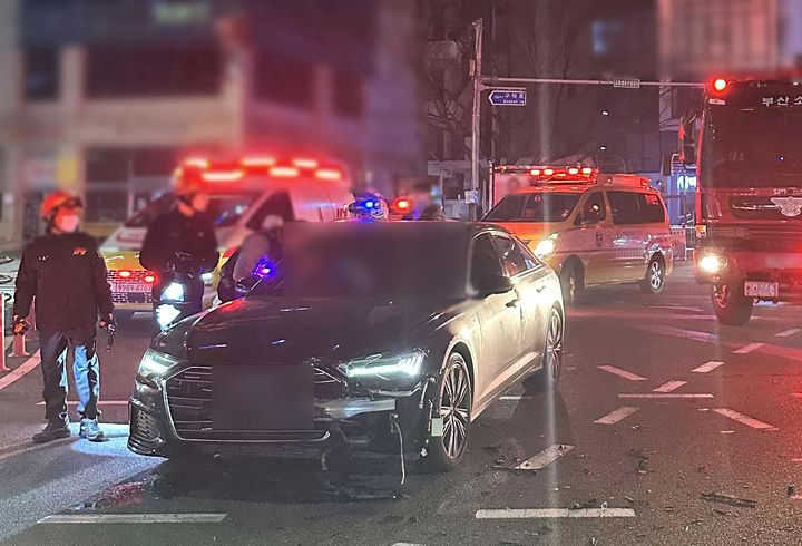 [부산=뉴시스] .30일 오전 1시10분께 부산 중구의 한 교차로에서 A(50대)씨의 승용차가 좌회전하던 중 직진하던 승용차 옆부분을 들이받았다. (사진=부산 중부경찰서 제공) 2025.12.30. photo@newsis.com *재판매 및 DB 금지