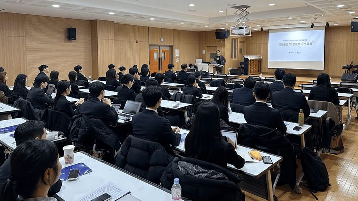 LS증권은 차세대 금융 인재 육성을 위한 '2025 청년일경험사업' 2차 프로젝트 참여를 성공적으로 마무리했다고 밝혔다. 사진은 '2025 청년일경험사업' 교육 현장.(사진=LS증권 제공) *재판매 및 DB 금지
