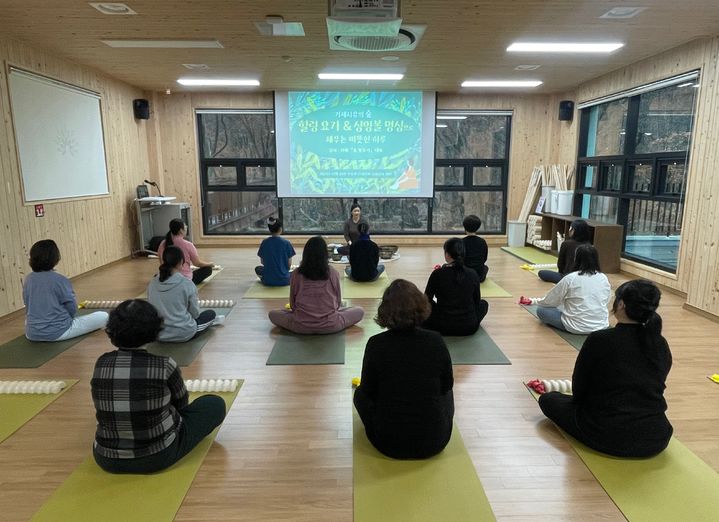 [거제=뉴시스] 신정철 기자= 거제시가 운영중인 '거제 치유의 숲'이 2025년 5월 1일 정식 개장을 시작으로 현재까지 총 1만5600여 명의 방문객이 다녀가며 시민과 방문객들에게 큰 호응을 얻고 있다.사진은 '거제 치유의 숲' 산림치유 프로그램 모습.(사진=거제시 제공).2025.12.30. photo@newsis.com *재판매 및 DB 금지