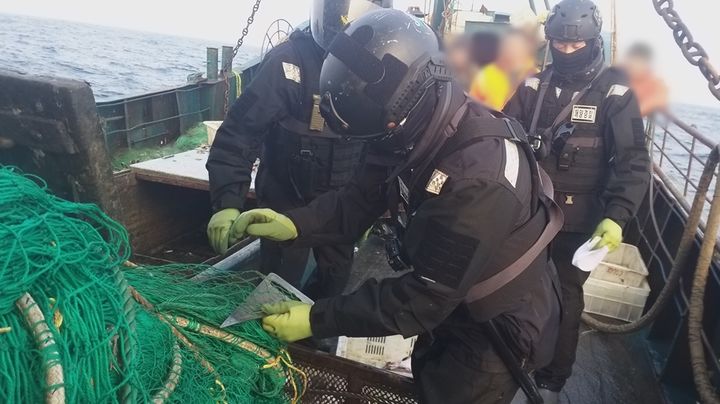 [군산=뉴시스] 전북 군산해양경찰서는 106t급 중국어선 A호를 경제수역어업주권법 위반(조업일지 부실기재) 혐의로 나포했다고 30일 밝혔다. 해경이 A호를 단속하며 추가 위반행위가 없는지 살피고 있다. (사진=군산해양경찰서 제공) 2025.12.30. photo@newsis.com *재판매 및 DB 금지