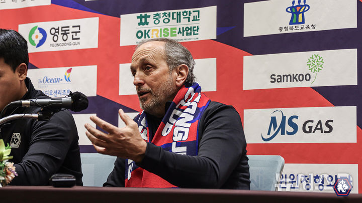 [청주=뉴시스] 충북청주FC 4대 사령탑으로 선임된 마누엘 레이스 감독이 30일 글러스터호텔 청주에서 열린 감독 취임 기자회견에서 취재진의 물음에 답하고 있다. (사진=충북청주FC 제공) 2025.12.30. photo@newsis.com