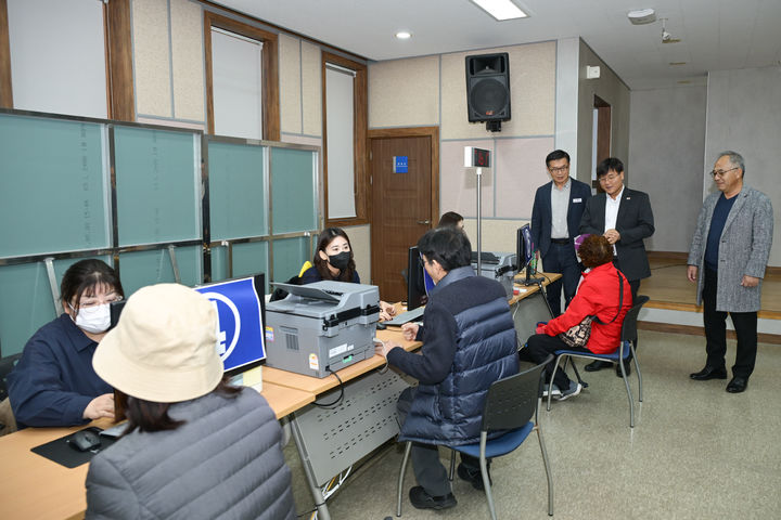 [거제=뉴시스] 신정철 기자= 거제시는 2025년 한해동안 경기 침체와 대내외 산업 환경 변화라는 어려운 여건 속에서도 민생 회복과 지역경제 활성화를 최우선 과제로 삼아 시정 역량을 집중해 왔다고 30일 밝혔다.사진은 민생회복지원금 신청 현장을 지도·검검하고 있는 변광용 시장 모습.(사진=거제시 제공).2025.12.30. *재판매 및 DB 금지