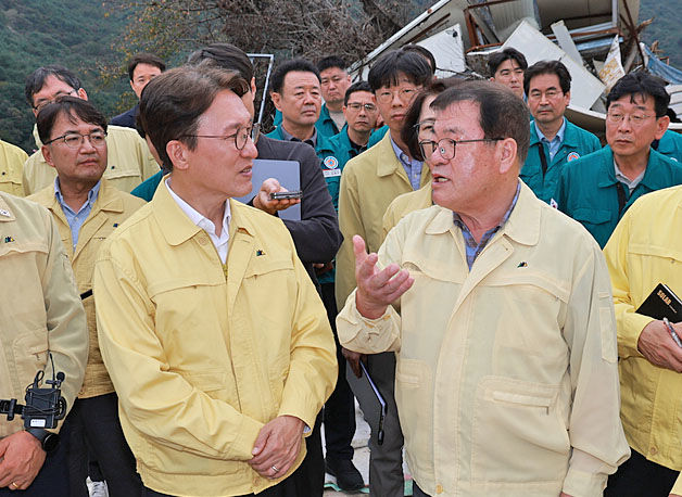 [산청=뉴시스] 집중호우로 피해를 입은 산청군지역에 김민석 국무총리가 지난 10월 방문하여 이승화 산청군수와 피해지역을 살피고 있다. (사진=산청군 제공) 2025. 12. 30. photo@newsis.com *재판매 및 DB 금지