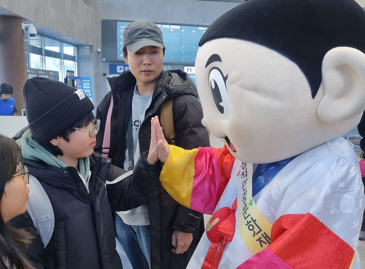 30일, KTX-이음이 처음 도착한 삼척역에서 첫 열차 이용객을 대상으로 환영 인사와 함께 기념품 증정, 포토존 운영, 삼척 관광 홍보 이벤트 등을 펼치고 있다.(사진=삼척시 제공) *재판매 및 DB 금지