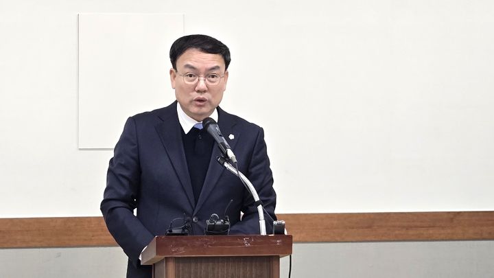 [청주=뉴시스] 임선우 기자 = 박완희 청주시의원이 30일 청주시청 브리핑룸에서 기자회견을 열어 시정을 비판하고 있다. 2025.12.30. imgiza@newsis.com *재판매 및 DB 금지