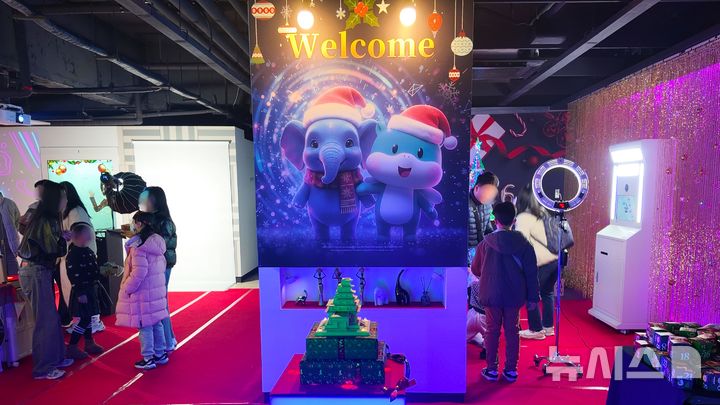 [익산=뉴시스] 2025년 '익산 홀로그램 팝업전' 현장 모습. (사진= 전북자치도콘텐츠융합진흥원 제공) *재판매 및 DB 금지