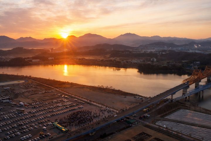 [창녕=뉴시스] 창녕군 해맞이 명소(남지철교). (사진= 창녕군 제공) 2025.12.30. photo@newsis.com *재판매 및 DB 금지
