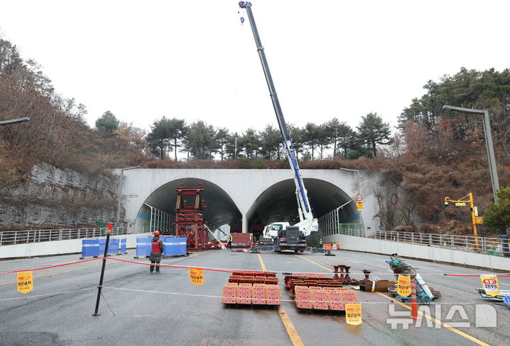 [화성=뉴시스]화성시 동탄숲 생태터널 긴급안전조치 현장(사진=화성시 제공)2025.12.30.photo@newsis.com