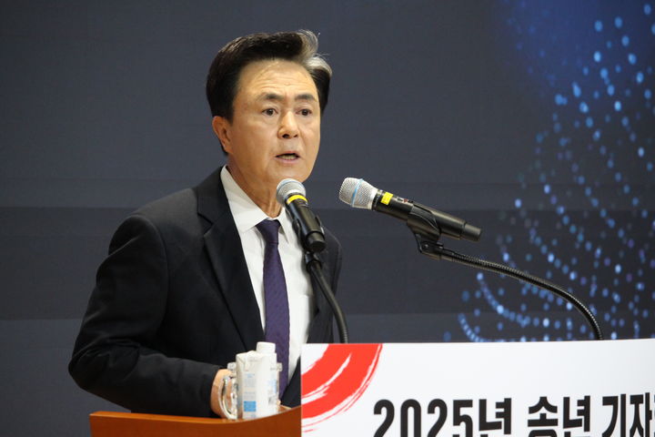 [홍성=뉴시스] 최영민 기자=김태흠 충남도지사가 30일 충남도청 대회의실에서 송년 기자회견을 하고 있다. 2025.12.30 ymchoi@newsis.com *재판매 및 DB 금지