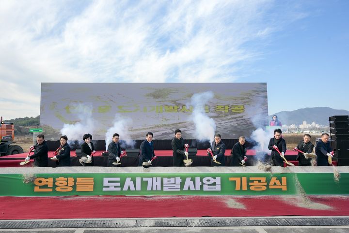 [순천=뉴시스] 30일 순천시 연향들에서 '연향들 도시개발사업' 기공식이 열리고 있다. (사진=순천시 제공) 2025.12.30. photo@newsis.com *재판매 및 DB 금지