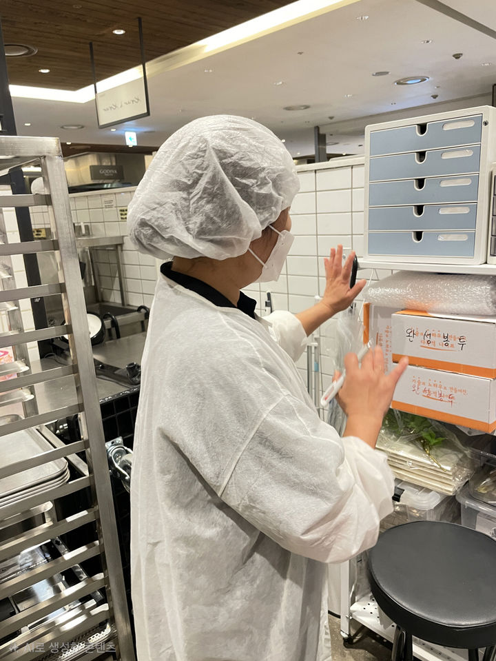 [서울=뉴시스] 음식점 위생 환경 개선. 2025.12.30. (사진=강남구 제공) *재판매 및 DB 금지