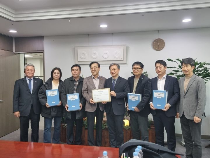 [서울=뉴시스] 구로차량기지 이전 사업 주민 서명부 전달식. 2025.12.30. (사진=구로구 제공) *재판매 및 DB 금지